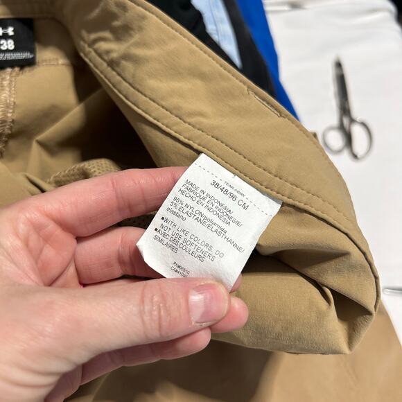 Under Armour Shorts Mens 38 Khaki Golf Performance Stretch Lightweight Quick Dry - Picture 8 of 8